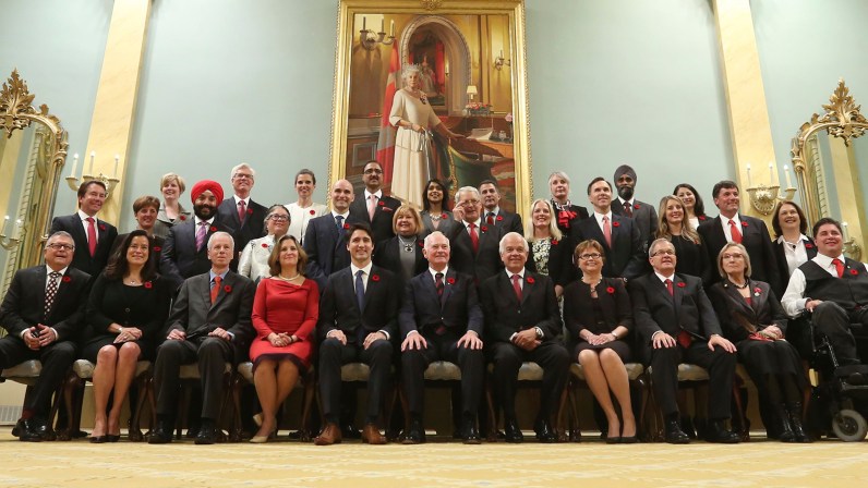 Canada's new Prime Minister Justin Trudeau (bottom row C) poses with his cabinet after their swearing-in ceremony at Rideau Hall in Ottawa November 4, 2015. REUTERS/Chris Wattie - RTX1URF7